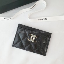 [당일 발송] 샤넬 21 신상 로고 카드 지갑 홀더 슬롯  블랙 캐비어 AP2039 - 부루 구매대행